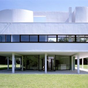 Le Corbusier’s Ville Savoye has a white stucco exterior; image via Medium.